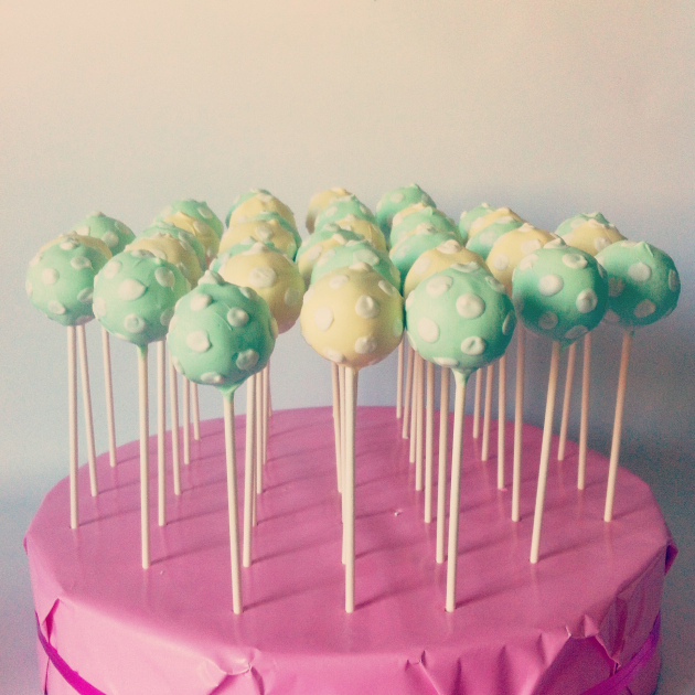 polka-dots-cake-pops_CupcakeLiebe