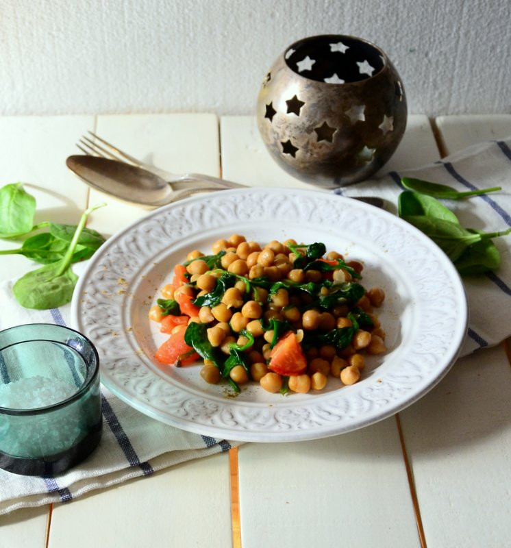 veganer Kichererbsensalat mit Babyspinat und Tomaten