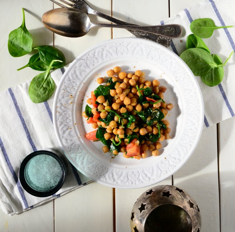 Kichererbsensalat mit Babyspinat und Tomaten