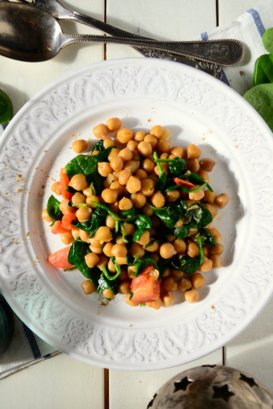 veganer Kichererbsensalat mit Babyspinat und Tomaten