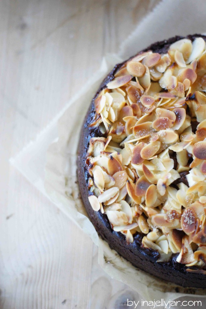 Brownietorte mit Karamelläpfeln und Mandel-Topping