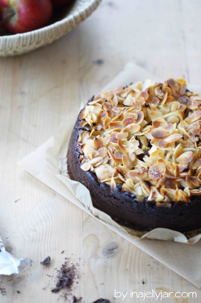 Brownietorte mit Karamelläpfeln und Mandel-Topping