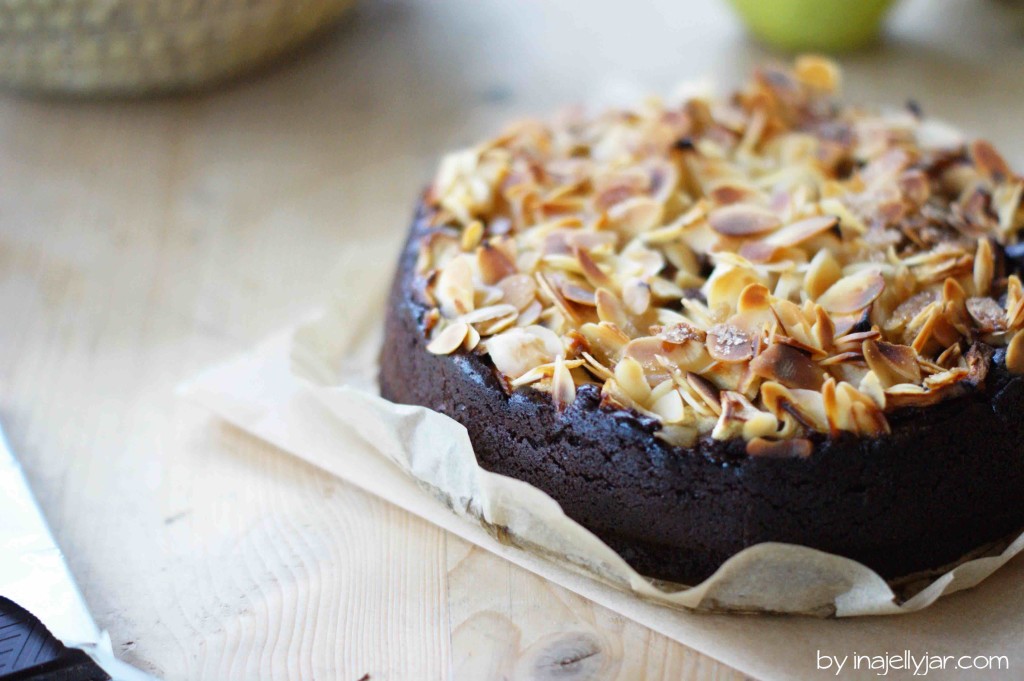 Brownietorte mit Karamelläpfeln und Mandel-Topping