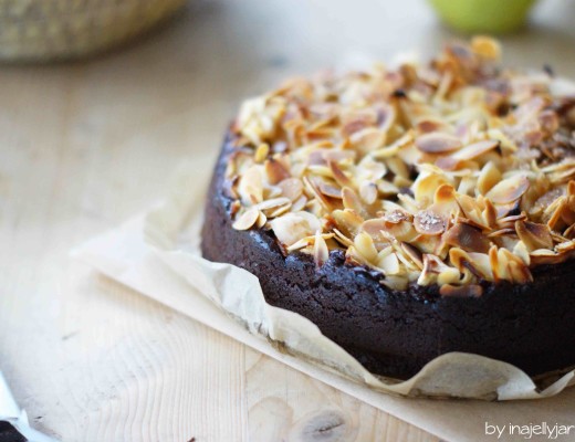 Brownietorte mit Karamelläpfeln und Mandel-Topping