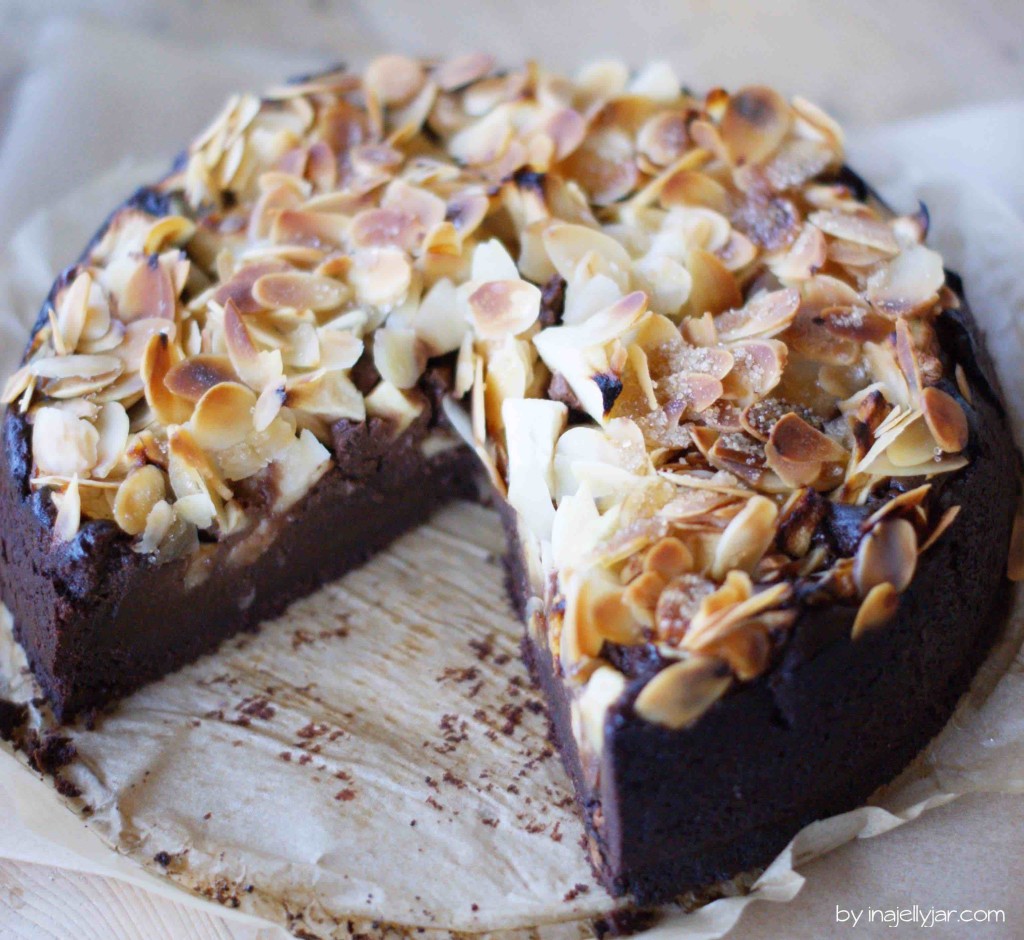 Brownietorte mit Karamelläpfeln und Mandel-Topping