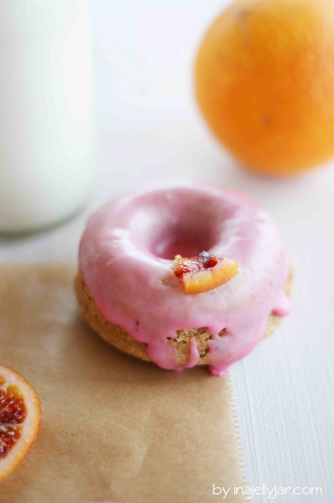 Pinke Donuts mit Blutorangen-Glasur