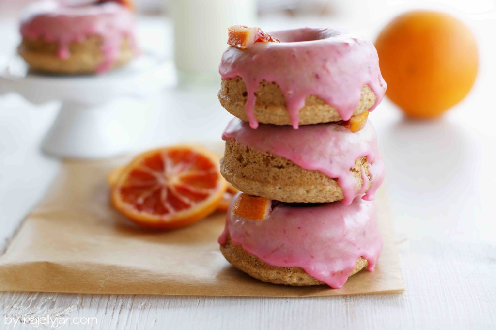 Pinke Donuts mit Blutorangen-Glasur