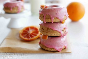 Pinke Donuts mit Blutorangen-Glasur
