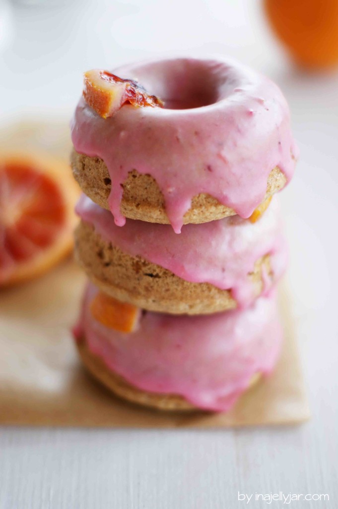 Pinke Donuts mit Blutorangen-Glasur