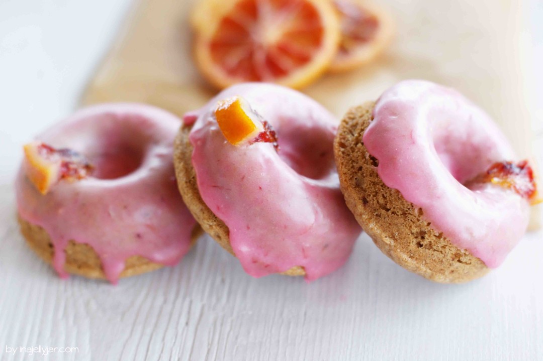 Pinke Donuts mit Blutorangen-Glasur