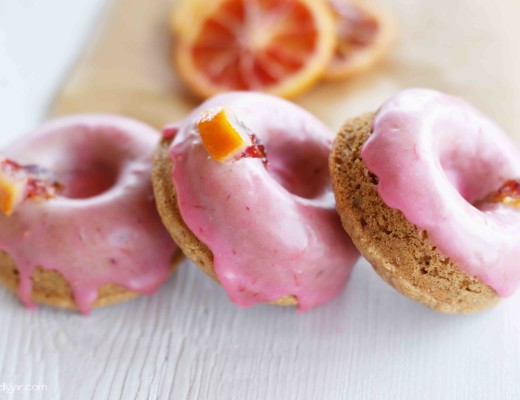 Pinke Donuts mit Blutorangen-Glasur
