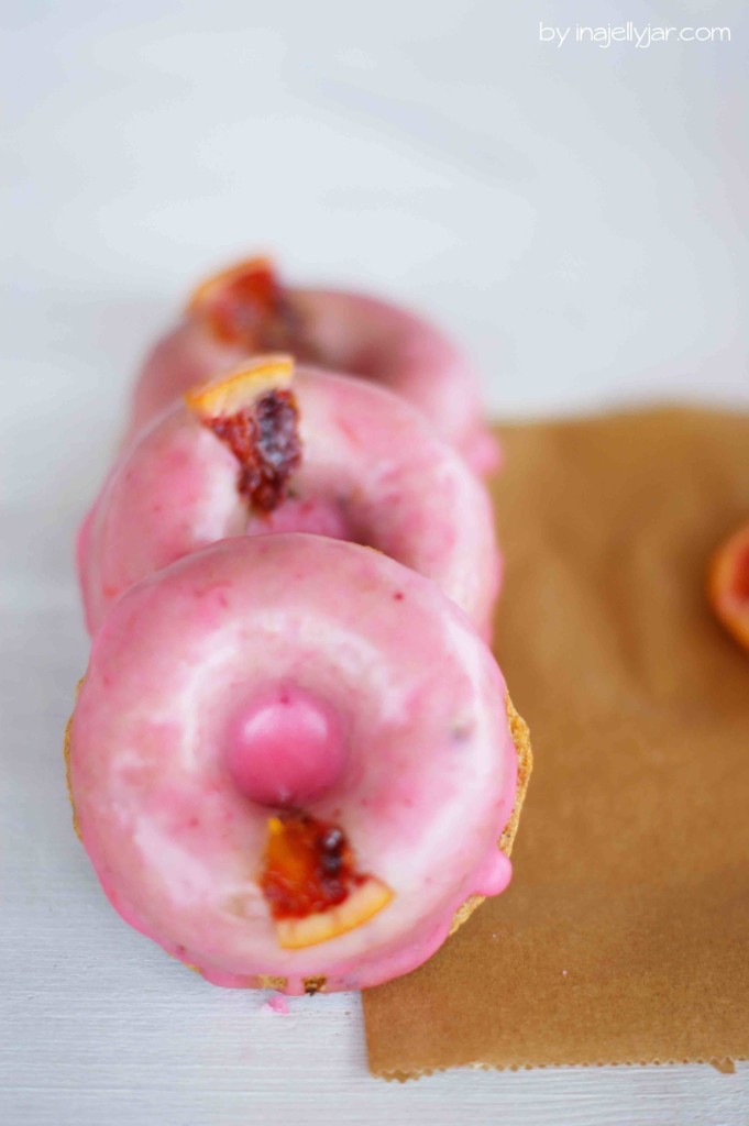 Pinke Donuts mit Blutorangen-Glasur