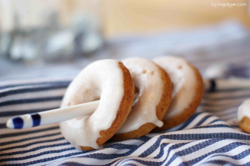 Kleine Chai-Donuts mit Vanillejogurt und Zuckerglasur