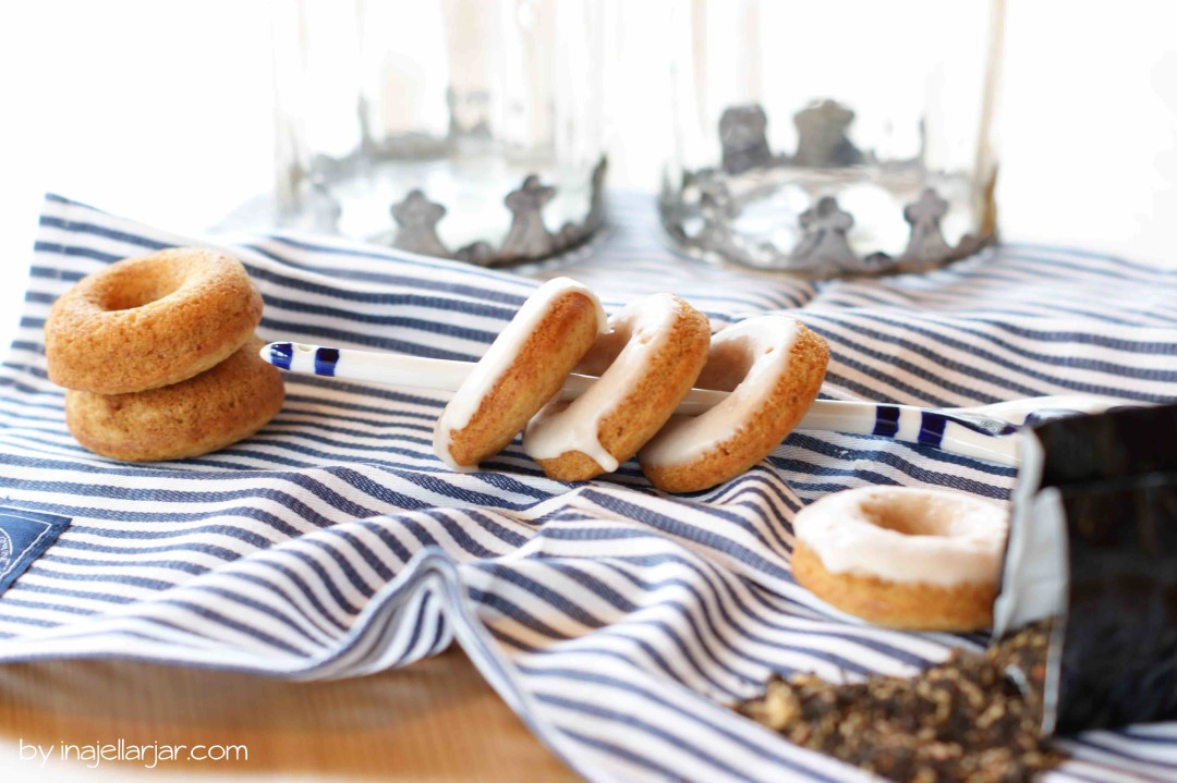 Kleine Chai-Donuts mit Vanillejogurt und Zuckerglasur