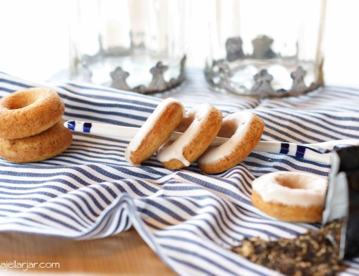 Kleine Chai-Donuts mit Vanillejogurt und Zuckerglasur