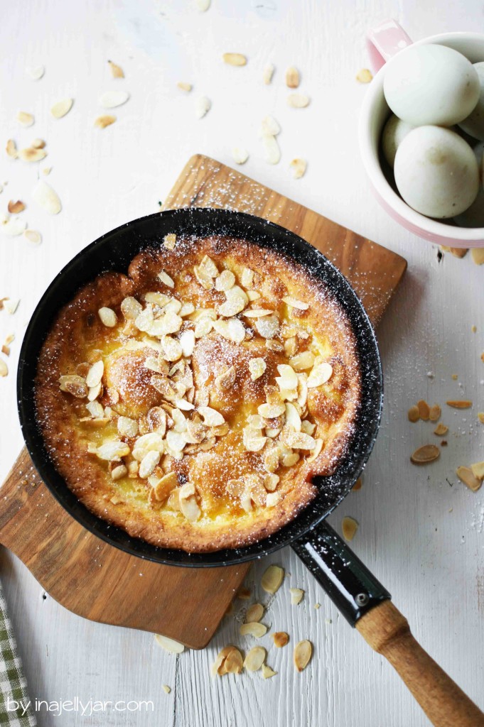Dutch Baby: Fluffiger Ofenpfannkuchen mit Mandeln und Honig