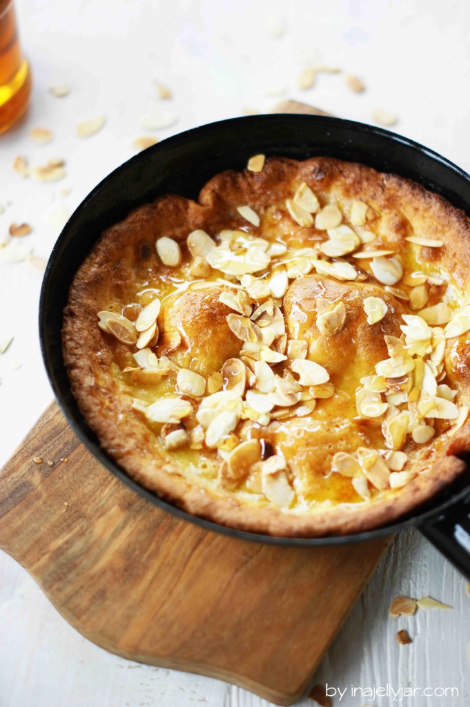 Dutch Baby: Fluffiger Ofenpfannkuchen mit Mandeln und Honig