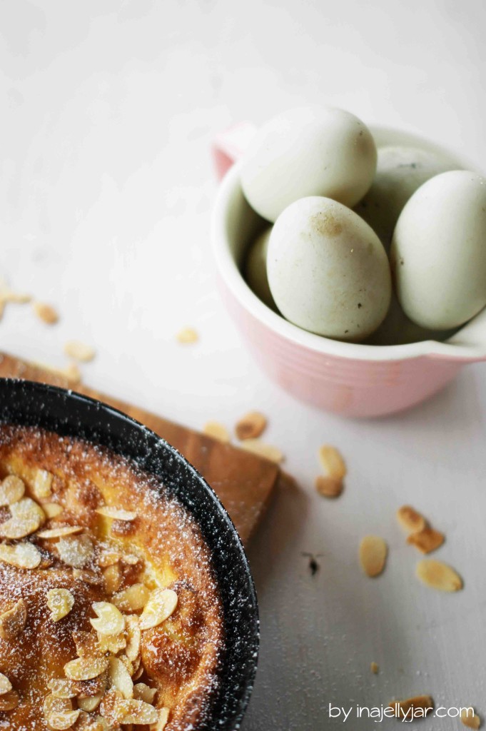 Dutch Baby: Fluffiger Ofenpfannkuchen mit Mandeln und Honig