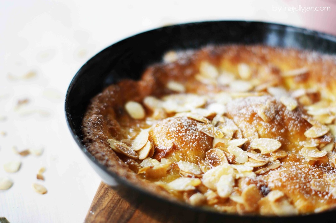 Dutch Baby: Fluffiger Ofenpfannkuchen mit Mandeln und Honig