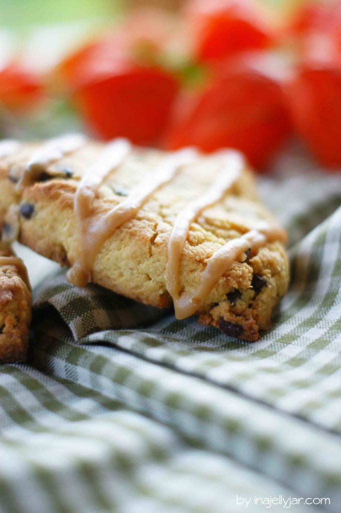 Erdnussbutter-Scones aus Lupinenmehl mit Schokodrops