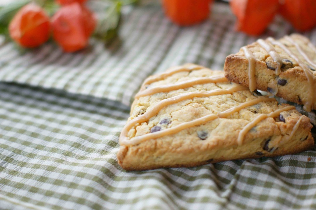 Erdnussbutter-Scones aus Lupinenmehl mit Schokodrops