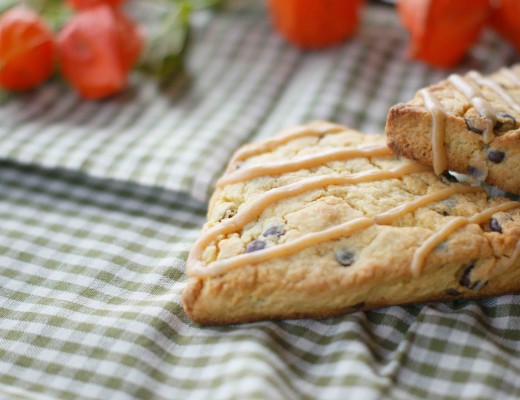 Erdnussbutter-Scones aus Lupinenmehl mit Schokodrops