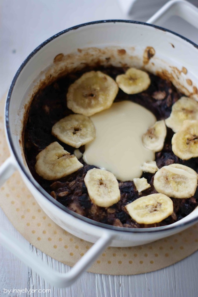 Gebackenes Porridge mit Heidelbeeren und Mandelmus