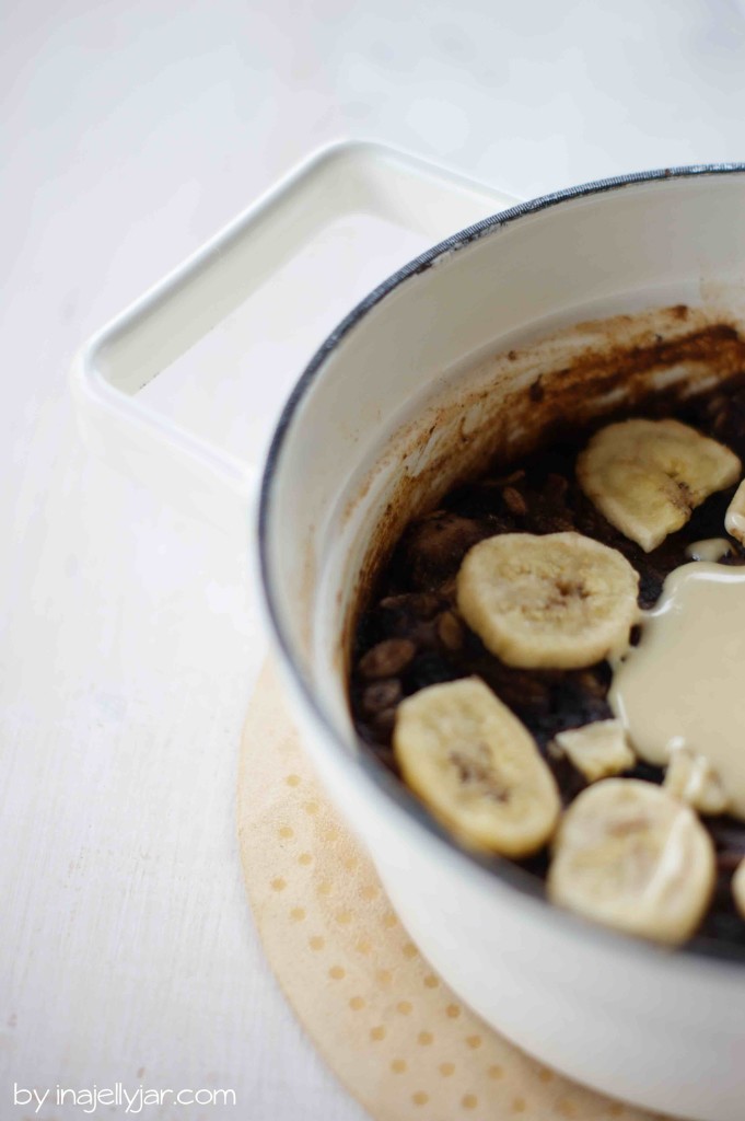 Gebackenes Porridge mit Heidelbeeren und Mandelmus