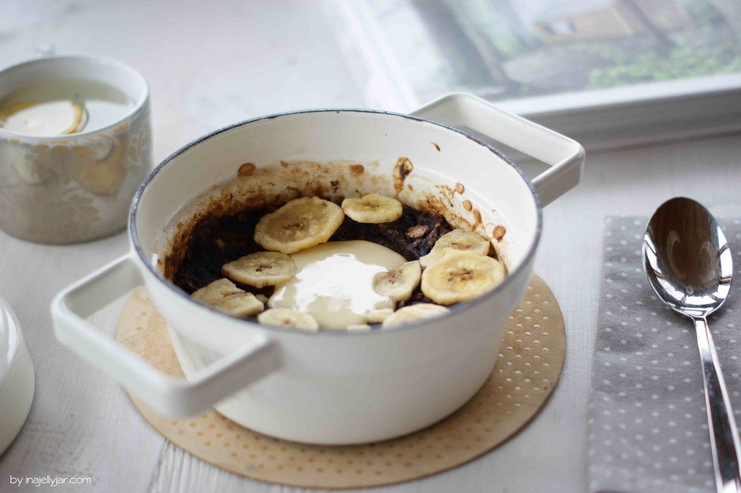 Gebackenes Porridge mit Heidelbeeren und Mandelmus