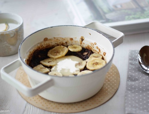 Gebackenes Porridge mit Heidelbeeren und Mandelmus