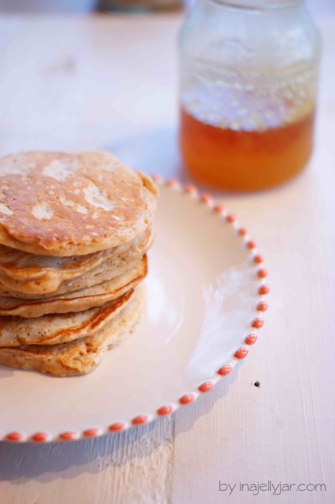fluffige Haferflockenpancakes mit Honig