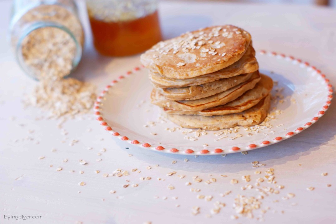 fluffige Haferflockenpancakes mit Honig