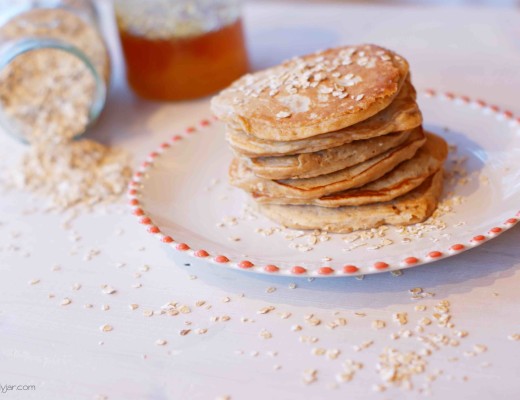 fluffige Haferflockenpancakes mit Honig