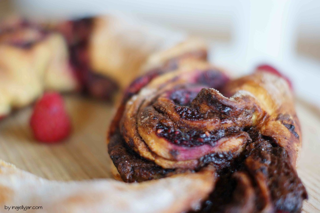 Germteigkranz mit Nutella und Himbeeren