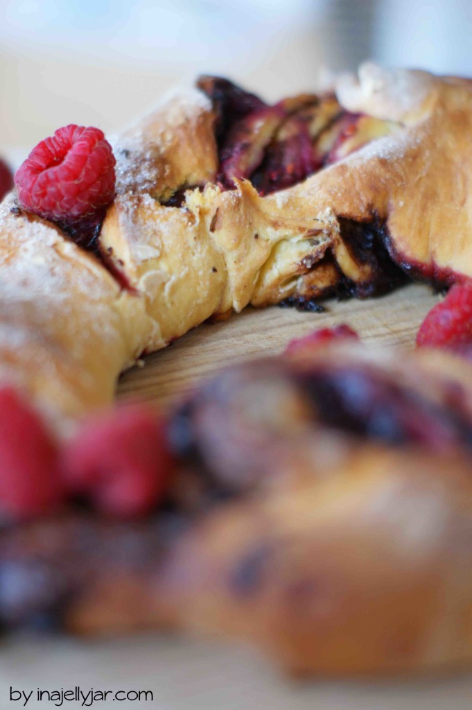 Germteigkranz mit Nutella und Himbeeren