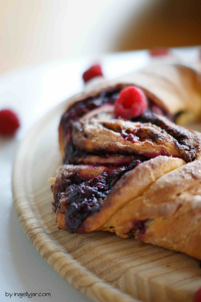Germteigkranz mit Nutella und Himbeeren