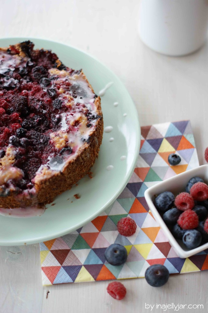 Saftiger Kuchen mit Himbeerlimonade und Waldbeeren