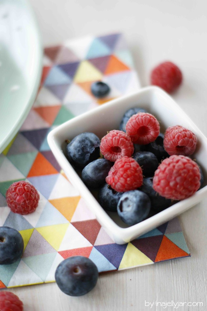 Saftiger Kuchen mit Himbeerlimonade und Waldbeeren