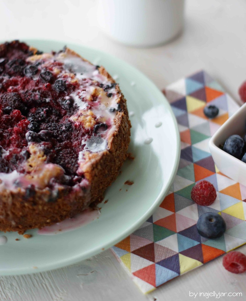 Saftiger Kuchen mit Himbeerlimonade und Waldbeeren