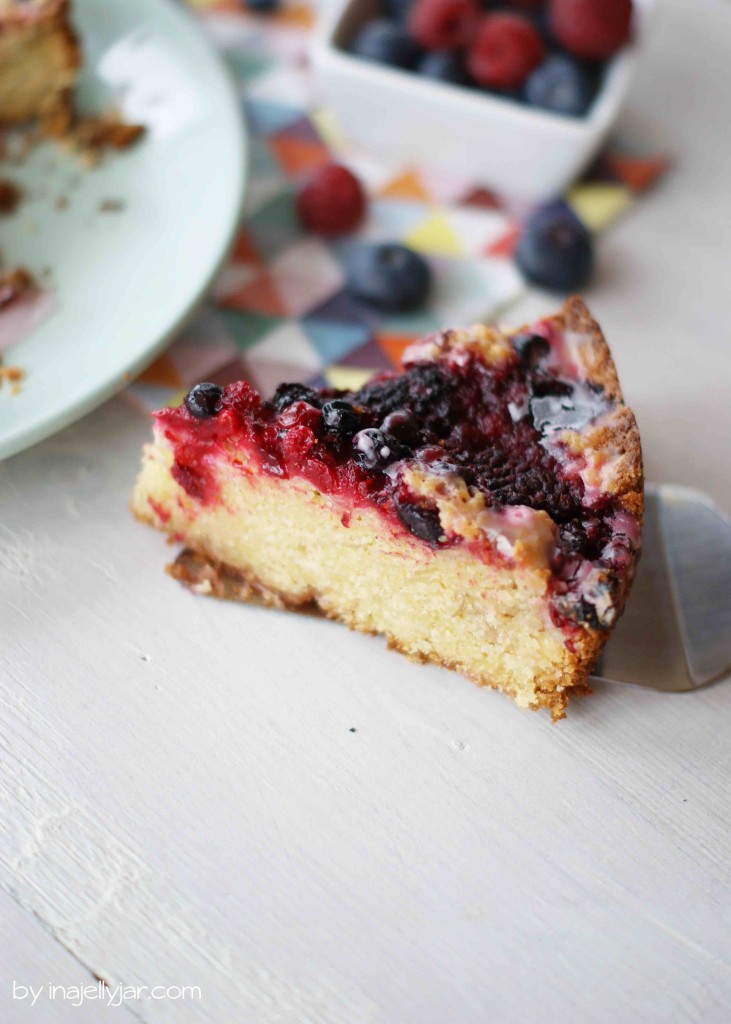 Saftiger Kuchen mit Himbeerlimonade und Waldbeeren