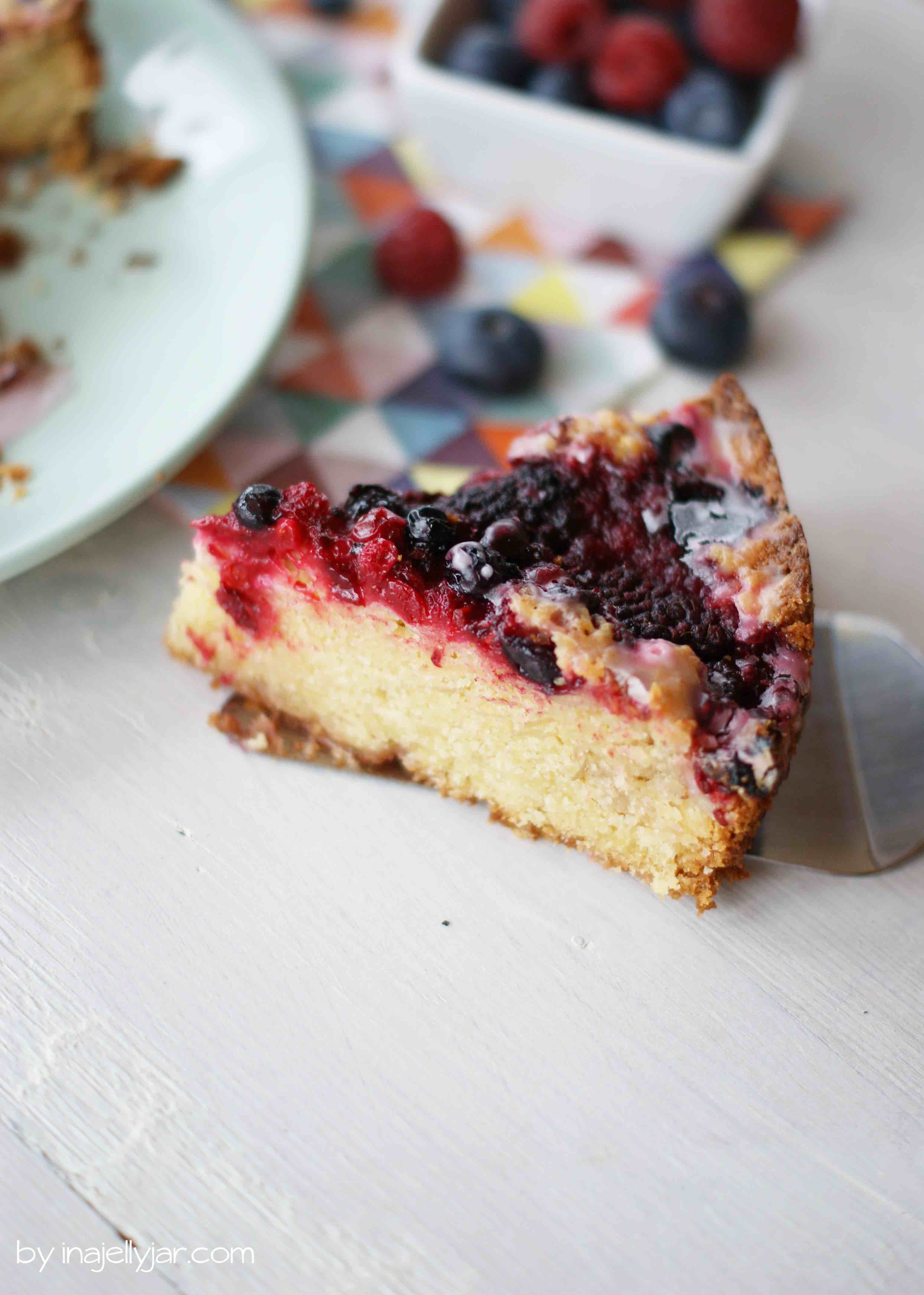 Saftiger Kuchen mit Himbeerlimonade und Waldbeeren - moment in a jelly jar