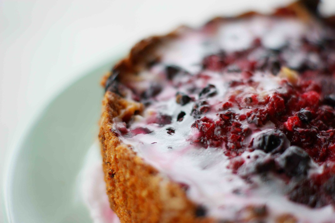 Himbeerkracherl-Kuchen mit Waldbeeren, Limonade und Zuckerguss