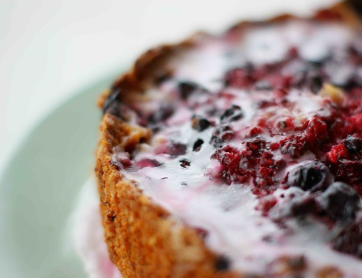 Himbeerkracherl-Kuchen mit Waldbeeren, Limonade und Zuckerguss