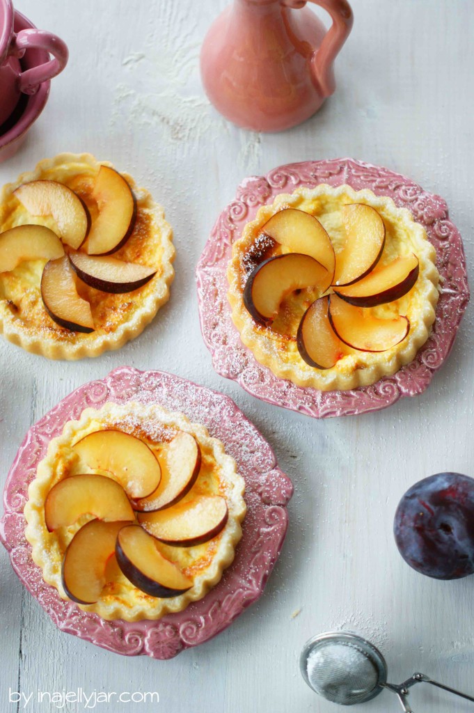 Kokos-Zwetschgen-Tartelettes mit Topfen
