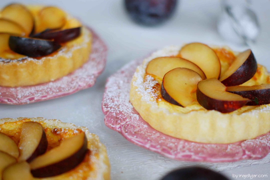 Kokos-Zwetschgen-Tartelettes mit Topfen