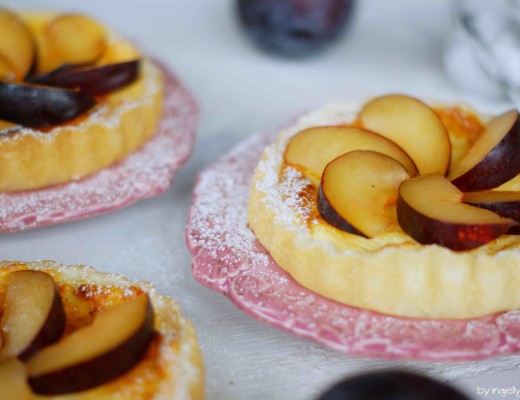 Kokos-Zwetschgen-Tartelettes mit Topfen
