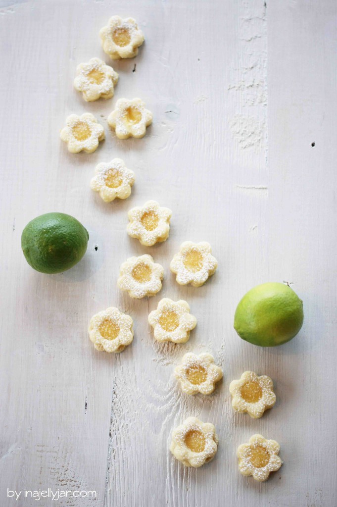 Fruchtige Kekse mit Lemoncurd-Füllung
