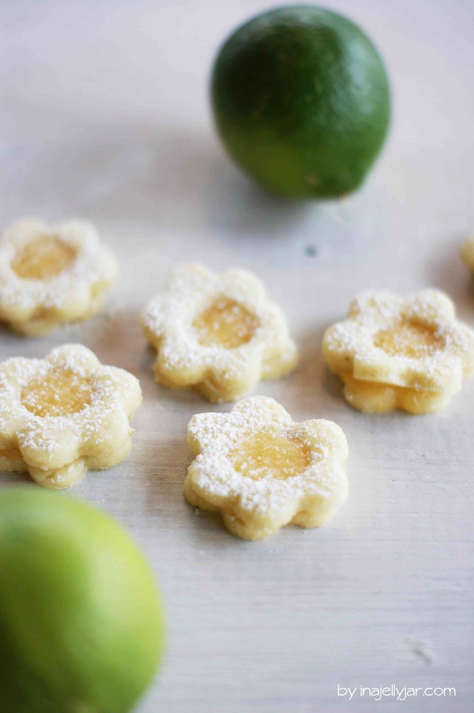 Fruchtige Kekse mit Lemoncurd-Füllung