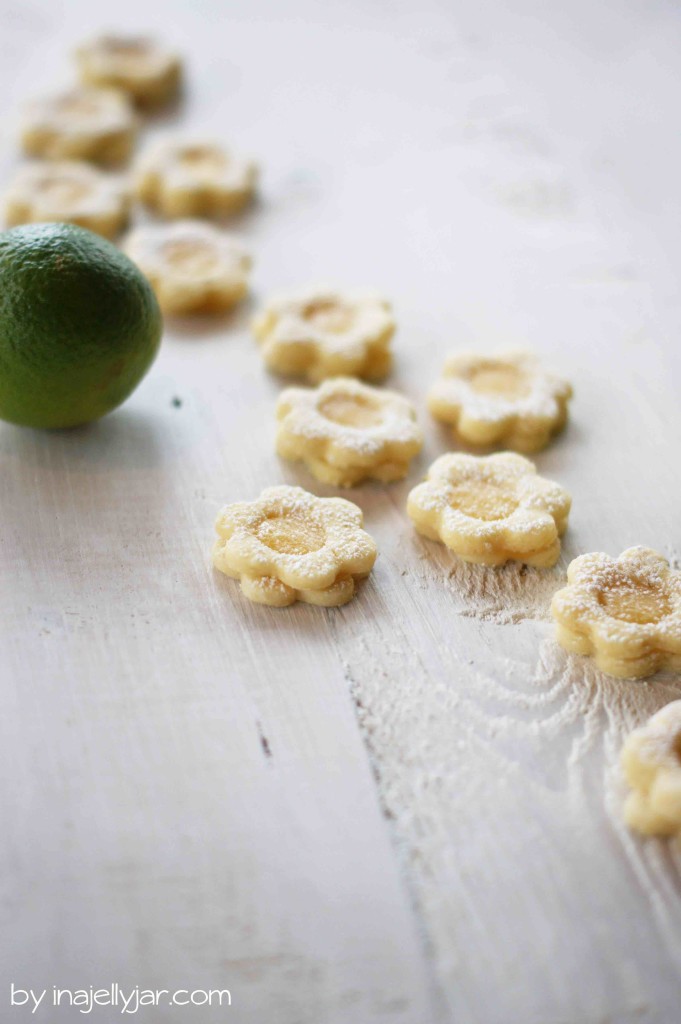 Fruchtige Kekse mit Lemoncurd-Füllung