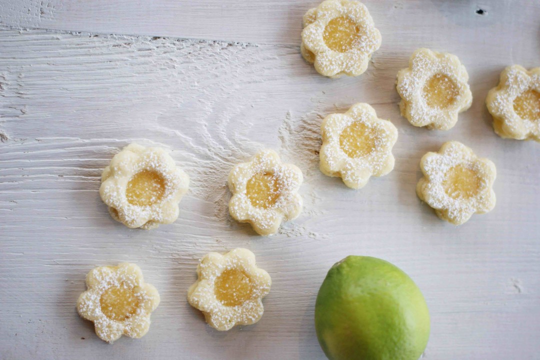 Fruchtige Kekse mit Lemoncurd-Füllung